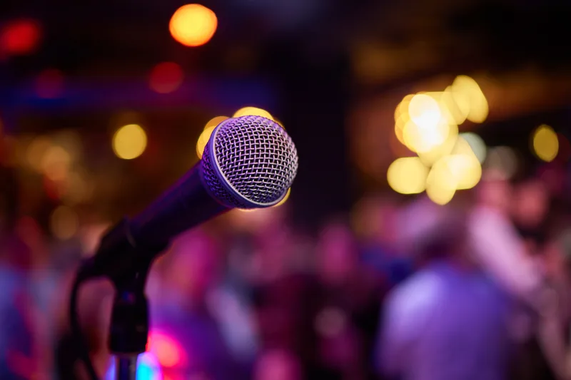 Mikrofon am Ständer an einem Karaoke-Event